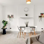Beautiful And Charming Paddington Apartment
